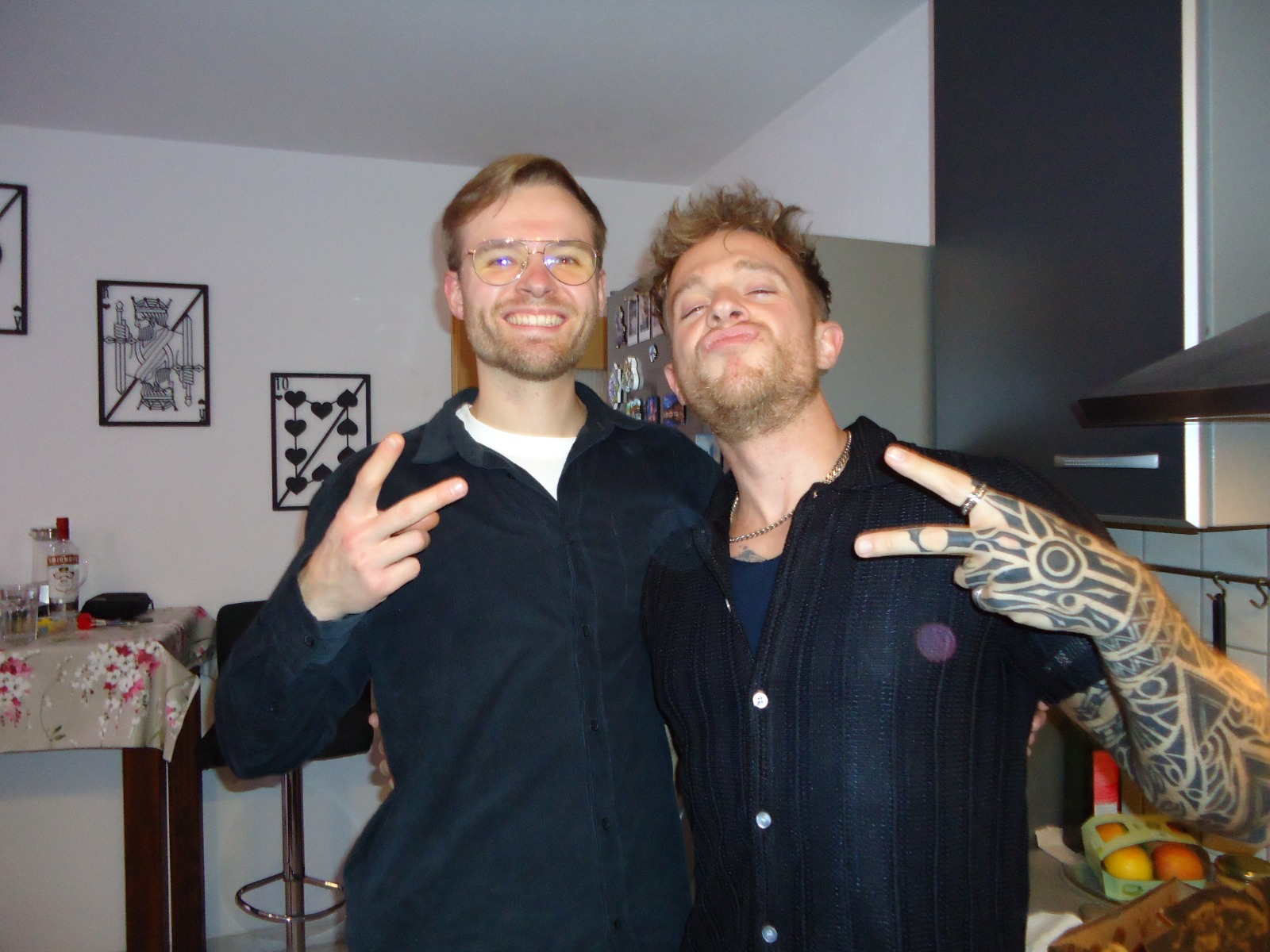 Adrian und Timo bei einer fröhlichen Hausparty